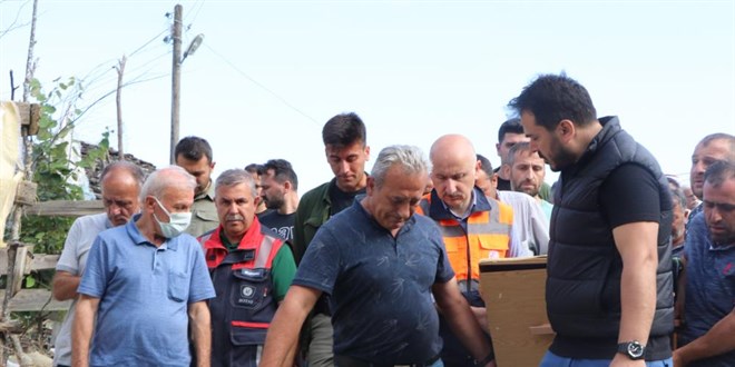 Bakan Karaismailoğlu, selde hayatını kaybeden yaşlı adamın tabutunu sırtladı
