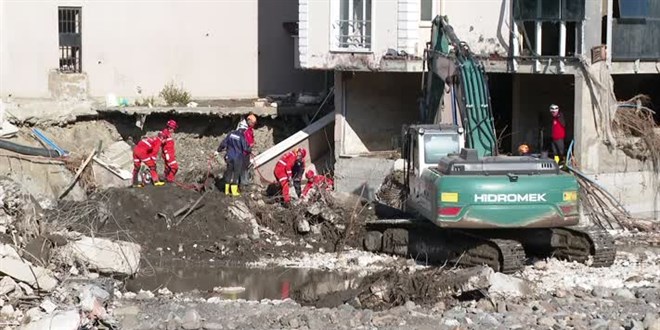 Bozkurt'ta arama kurtarma ve enkaz çalışmaları aralıksız sürüyor