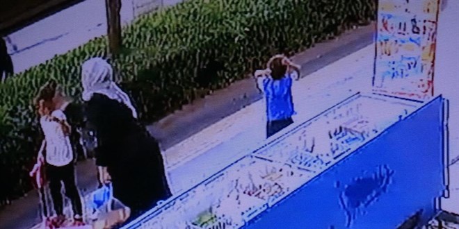 Anne şiddeti kamerada: Önce kafasına bastı, sonra tokatladı