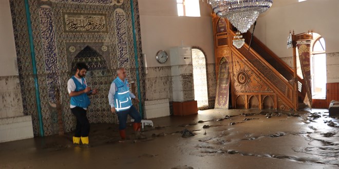 113 yıllık cami balçıkla kaplandı