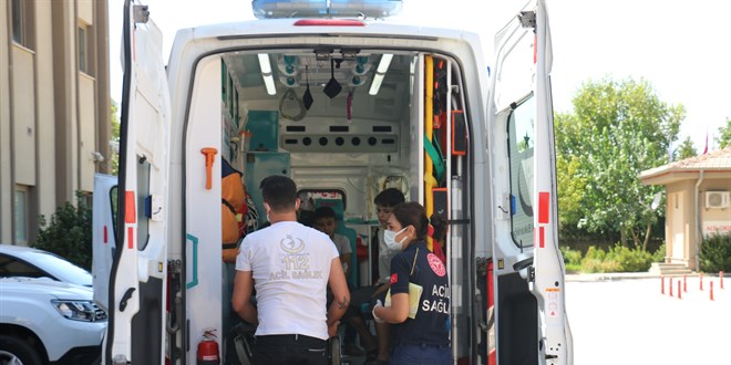 Hafif ticari araç ile kamyonet çarpıştı: 15 kişi yaralandı