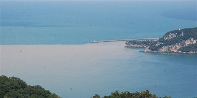 Bartın'da deniz çamur rengine döndü
