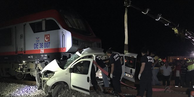 Tren aracı 300 metre sürükledi: 2 ölü