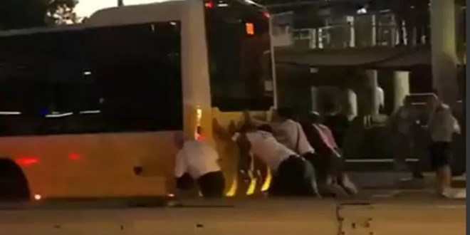 Arızalanan İETT otobüsünü yolcular itti