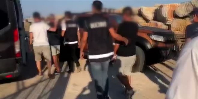 Tekneyle Yunanistan'a kaçmaya çalışan 10 FETÖ şüphelisi yakalandı