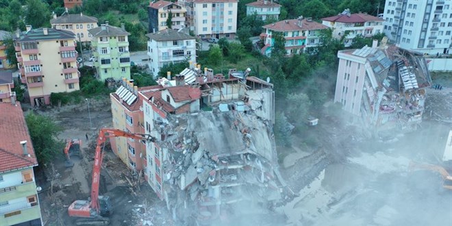 Sel felaketinde hasar alan 6 katl Fatih Apartman yklyor