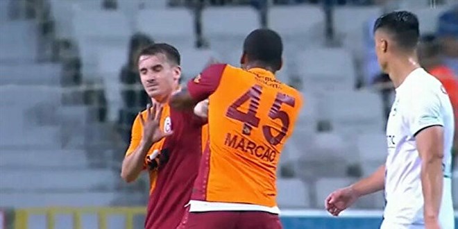 Marcao, ilk kez kendi takım arkadaşına kafa atan futbolcu oldu