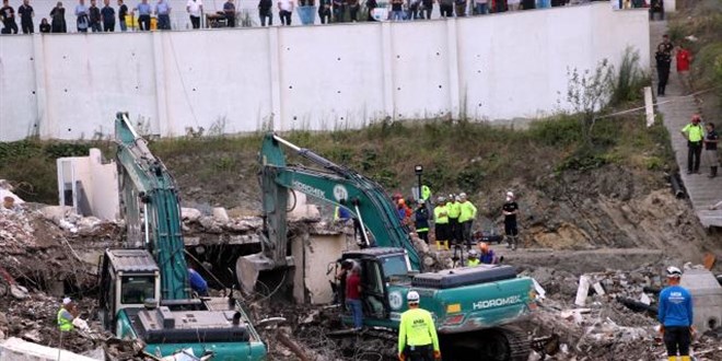 Bozkurt'ta arama kurtarma ve enkaz kaldırma çalışmaları aralıksız devam ediyor