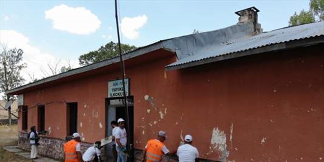 Ağrı'da 'mobil onarım ekibi' köy okullarını yüz yüze eğitime hazırlıyor