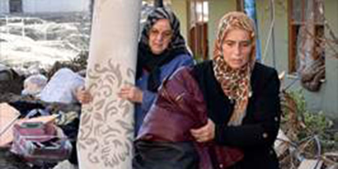 Sel sularından ahşap kapıların üzerinde yürüyerek kurtuldular