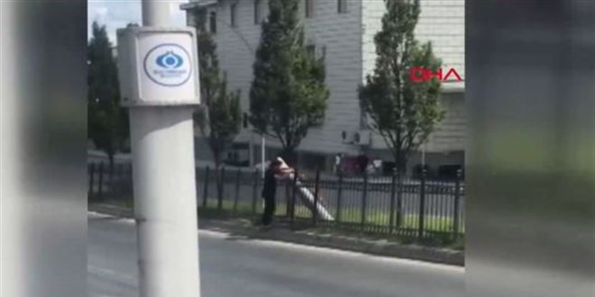 Sultangazi'de 10 metre yürümemek için canlarını tehlikeye atıyorlar