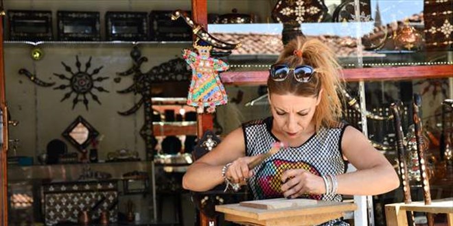 Gaziantep çarşısının tek kadın sedef ustası yurt dışına ürün gönderiyor