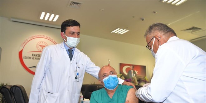 Vekilin aşısını doktor belediye başkanı yaptı
