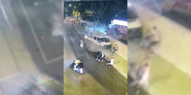 Alkollü sürücü kamyonetiyle vatandaşların arasına böyle daldı