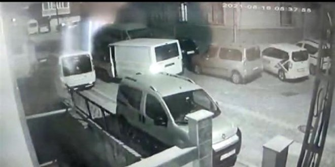 Esenyurt'ta 2 gün üst üste gelip aynı araçtan ses sistemini çaldılar