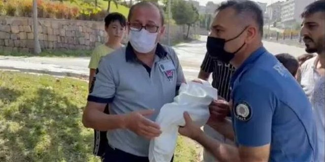 Arnavutköy'de parkta yeni doğmuş bebek bulundu