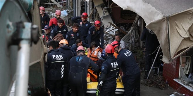 PAK, 300'e yakın vatandaşı sel bölgesinden kurtardı