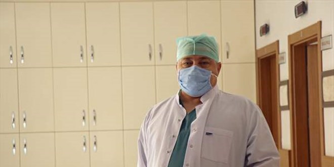 Kardeşinin böbreğiyle hayata tutunan üroloji uzmanı, hastalara umut oluyor