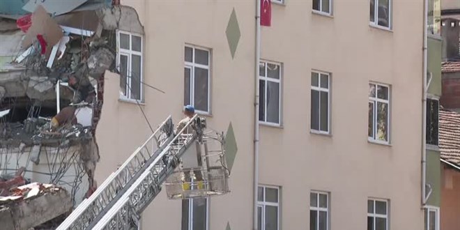 Komando yıkılan evdeki bayrağı itfaiye merdiveniyle aldı