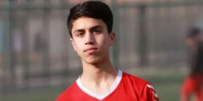 Uçaktan düşen Afgan milli futbolcu çıktı