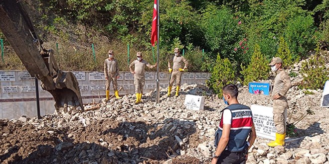 Molozlarn altnda kalan ehit mezarn askerler temizledi