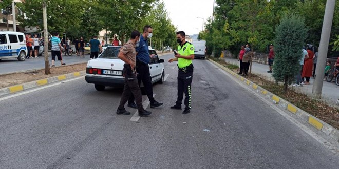 Otomobilin �arpt��� emekli ��retmen hayat�n� kaybetti