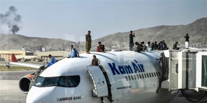 Afganistan'da uçaktan düşen insanların silüetlerinin resmedildiği tişört