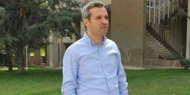 Direksiyon başında kalp krizi geçiren öğretim görevlisi hayatını kaybetti