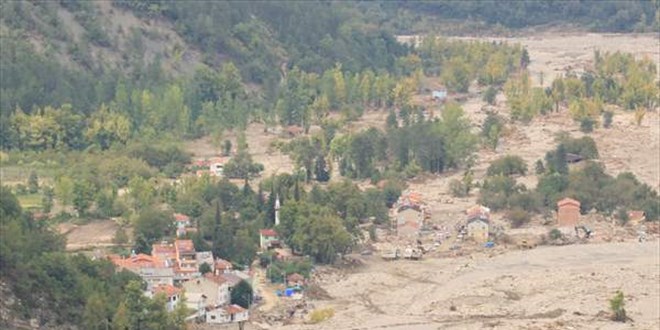 4 kişiyi selden kurtaran genç, ailesiyle sel sularına kapıldı