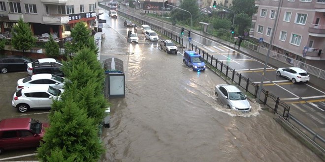 Rize'de sa�anak ya��� nedeniyle karayolu trafi�e kapand�