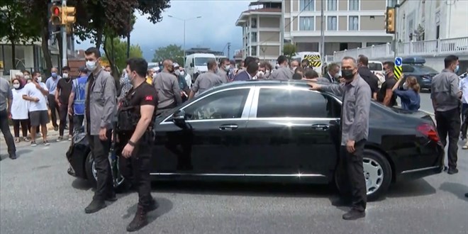 Erdoğan Üsküdar'da vatandaşlarla sohbet ederek, çocuklara oyuncak dağıttı