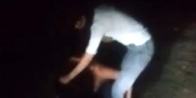 Kıyafetlerini çıkarttıkları genç kızı darbeden kişiler gözaltında