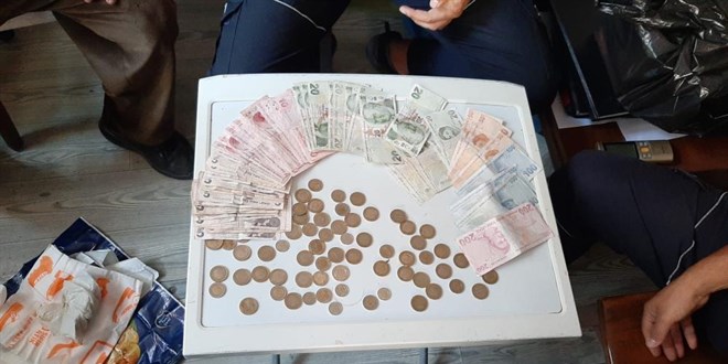 Dilencinin �zerinden ��kan para zab�tay� bile �a��rtt�