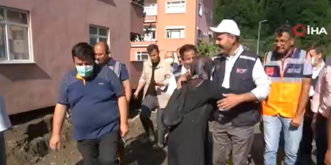 Sel mağduru kadın Bakan Kurum'a sarılarak ağladı
