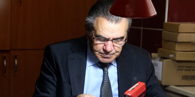 Yarım asırdır takım elbiseyle televizyon tamir ediyor