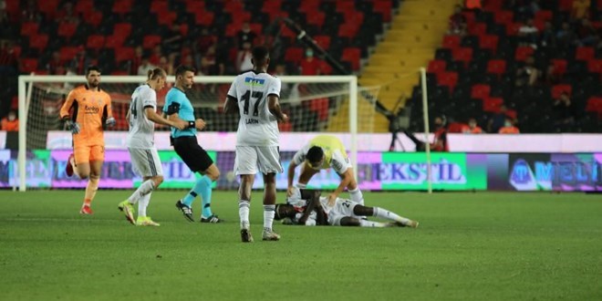 Beşiktaş'ta Fabrice N'Sakala fenalaşarak yere yığıldı