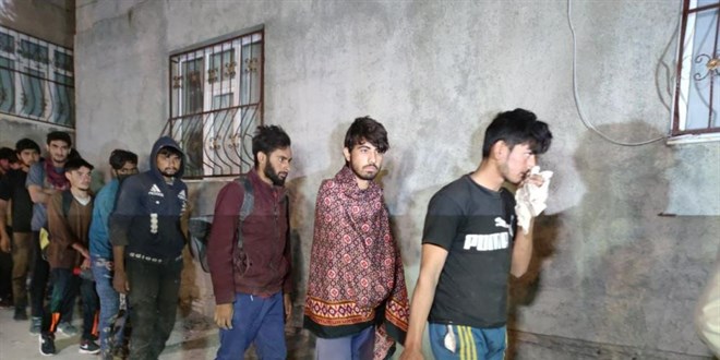 Van'da 'şok ev' operasyonu: 25 düzensiz göçmen ile 1 organizatör yakalandı