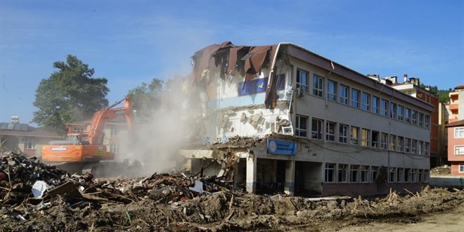 Selde büyük hasar gören okulun yıkımına başlandı