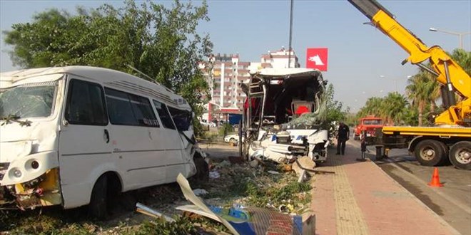 Mersin'de yolcu otobs devrildi: 33 yaral