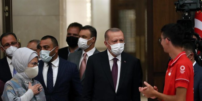 Erdoğan: Zor günlerde milletimize heyecan yaşattınız