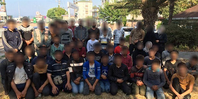 Polisin durdurduğu araçta 50 kaçak göçmen yakalandı