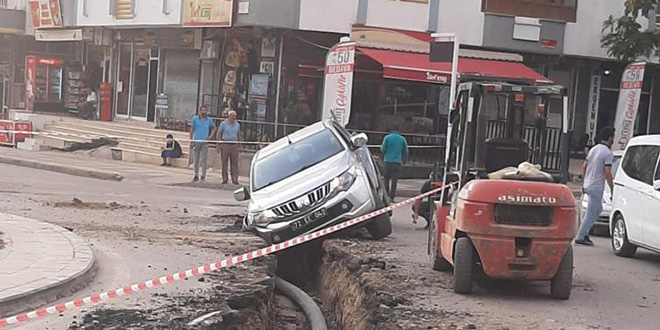 Belediyeye ait resmi ara�, belediyenin a�t��� �ukura d��t�