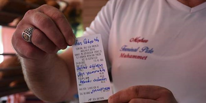 Busenaz Sürmeneli'ye 'Tokyo'da vurduğun son yumrukla hesabı ödedin' jesti