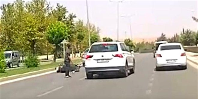 Otomobilin altında kalmaktan son anda kurtuldu