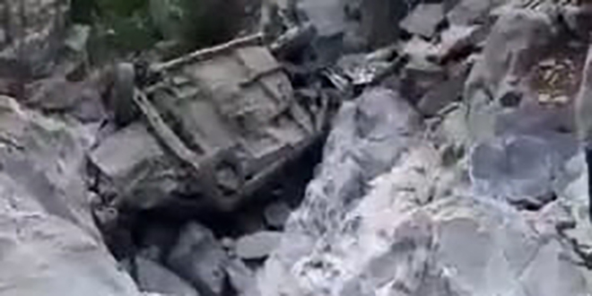 Adana'da otomobil u�uruma yuvarland�: 3 ki�i vefat etti