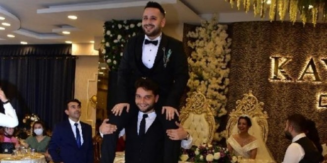 Evlilik sorusuna arkadaşlarına danışarak cevap veren damat şaşırttı