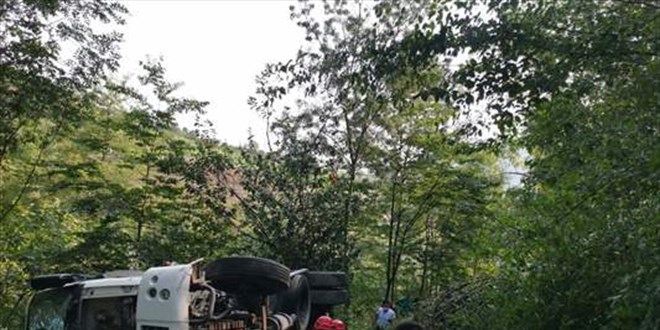 Trabzon'da çöp kamyonu devrildi: 3 yaralı