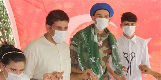 Asker olmak isteyen zihinsel engelli genç için temsili 'asker eğlencesi' düzenlendi