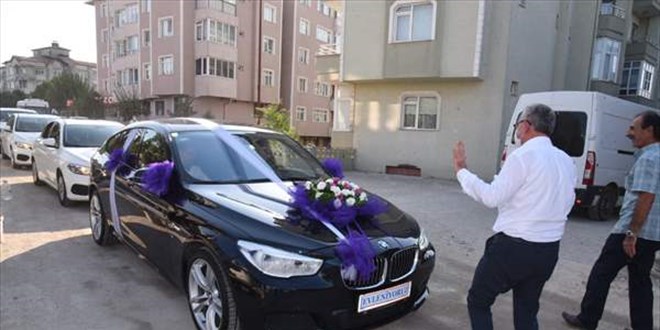 Belediye başkanı düğün konvoyundan aldığı bahşişle vatandaşlara çay ısmarladı