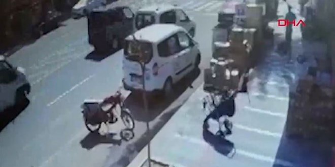 Caddeye doğru hareket eden bebek arabasını market çalışanı yakaladı